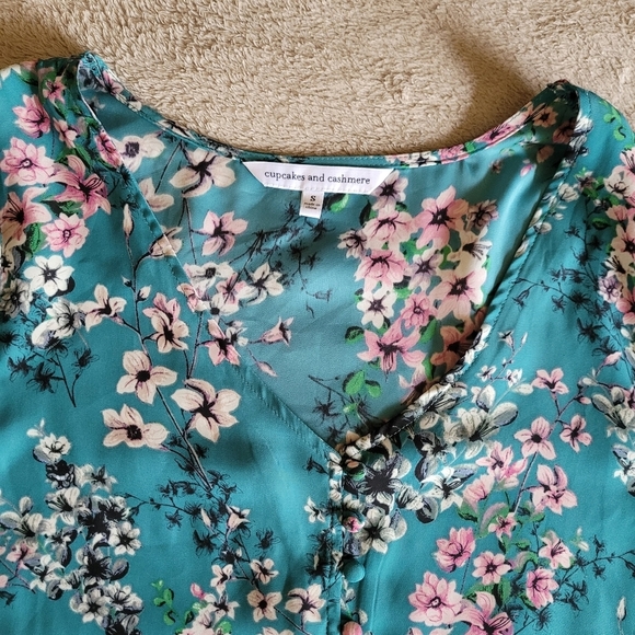 Cupcakes and Cashmere Nadette V-neck floral blouse size small​ - Picture 7 of 15
